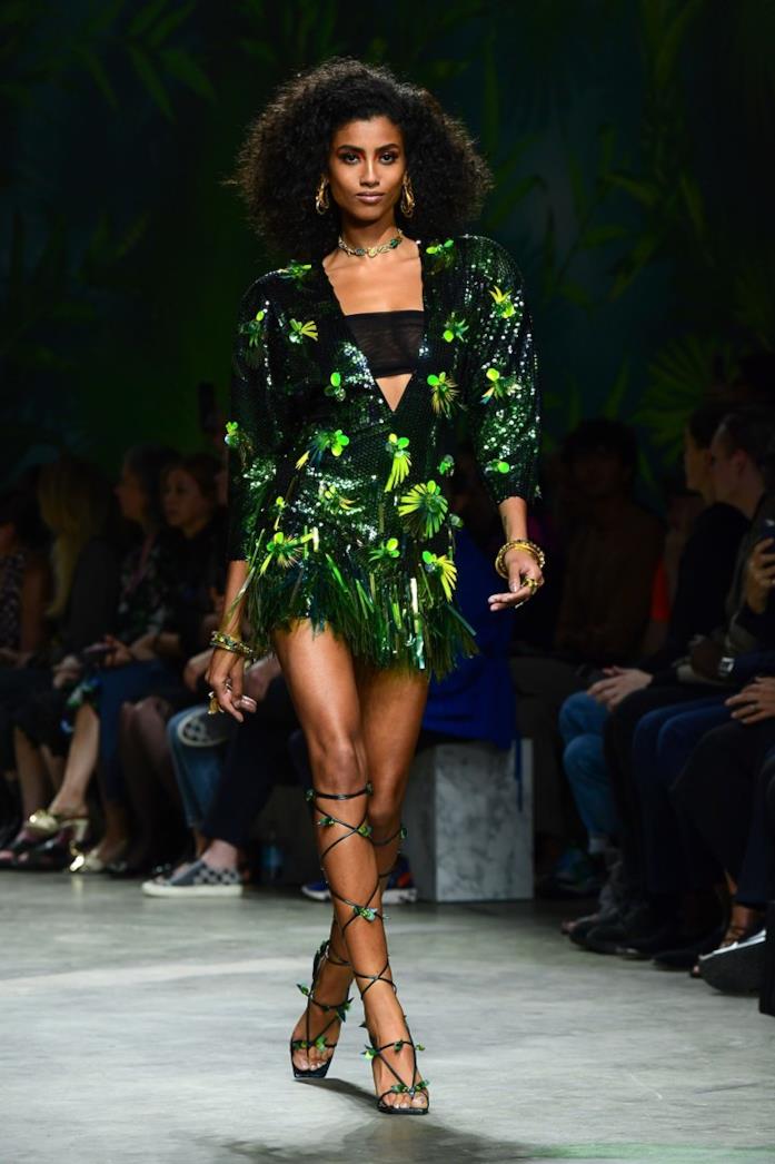 Sfilata versace Un look della sfilata Versace