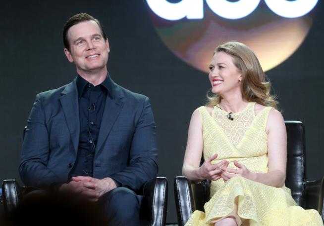 Peter Krause Mireille Enos Alice e Ben nella prima stagione di The Catch