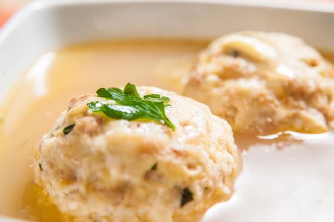 La ricetta dei canederli trentini con burro e parmigiano Canederli alla tirolese burro e parmigiano, la ricetta