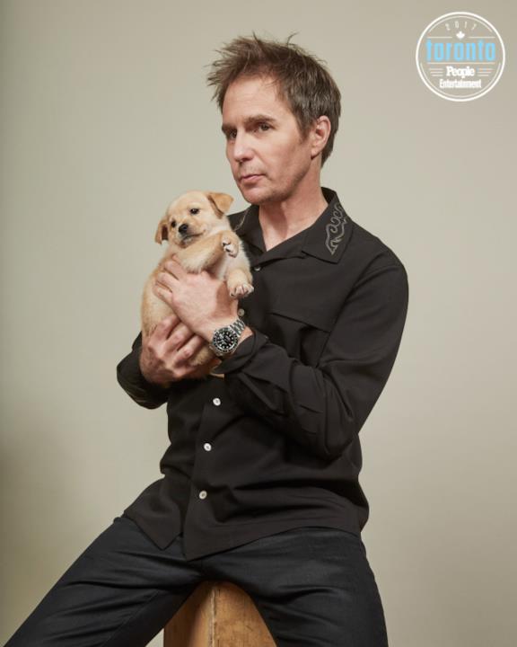 Sam Rockwell tiene in braccio un cucciolo