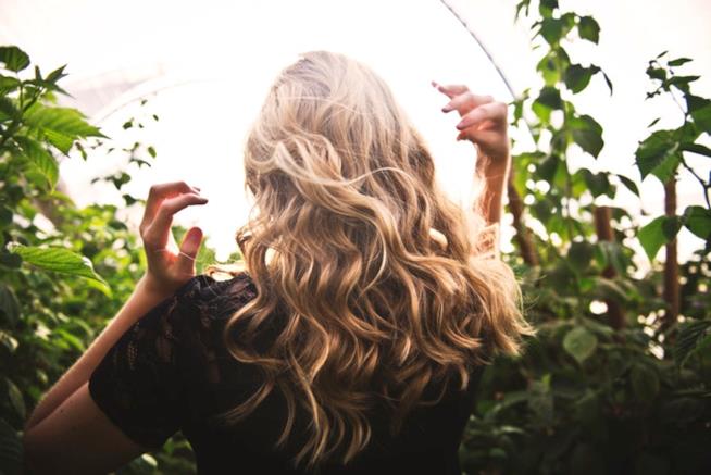 Capelli lunghi biondi Ragazza con i capelli lunghi, mossi e biondi