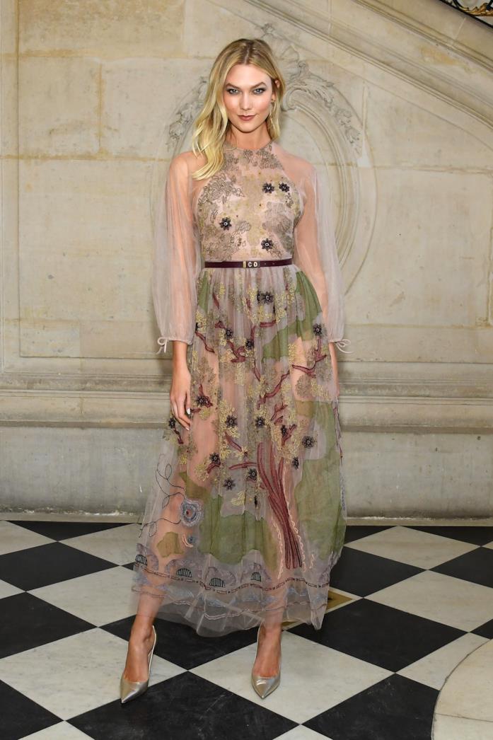 Karlie Kloss in un abito ricamato Dior alla sfilata SS 2019 Haute Couture di Parigi Karlie Kloss in un abito ricamato Dior alla sfilata SS 2019 Haute Couture di Parigi