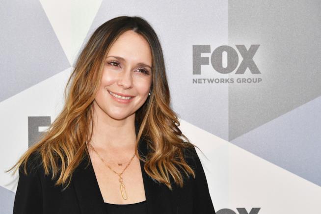 911: Jennifer Love Hewitt sarà la sorella di Buck nella stagione 2 Jennifer Love Hewitt agli Upfronts FOX