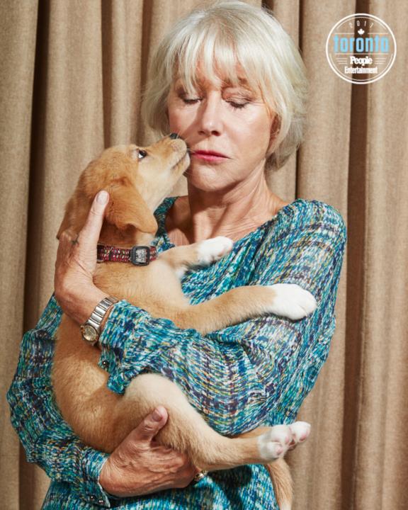 Helen Mirren tiene un cucciolo in braccio