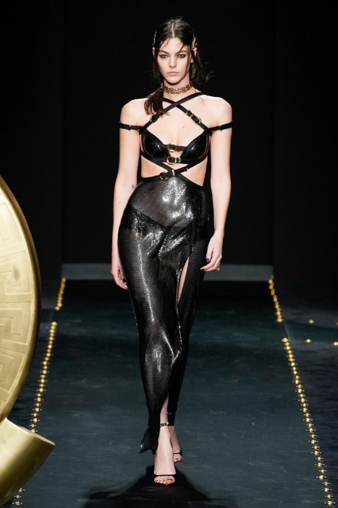 Concentrato di sensualità per l'abito Versace Nero, oro e borchie, marchi di fabbrica di Versace