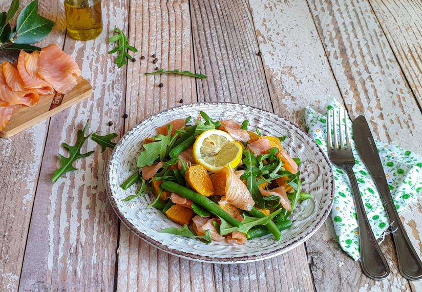 Insalata di salmone Piatto con pesce e verdura