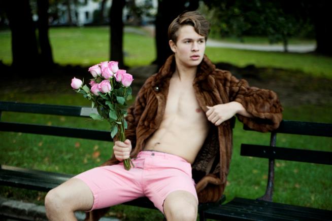 Ansel Elgort in una foto del calendario per cui posò al liceo Ansel Elgort salta con un completo verde