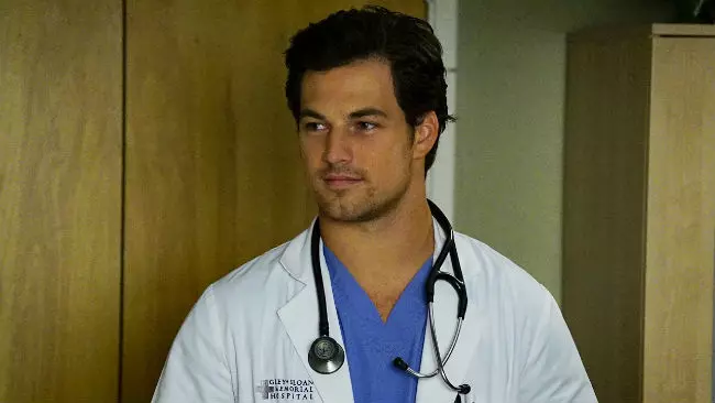 Giacomo Gianniotti ha frequentato solo set stranieri Giacomo Gianniotti in una scena della serie Tv Grey's Anatomy