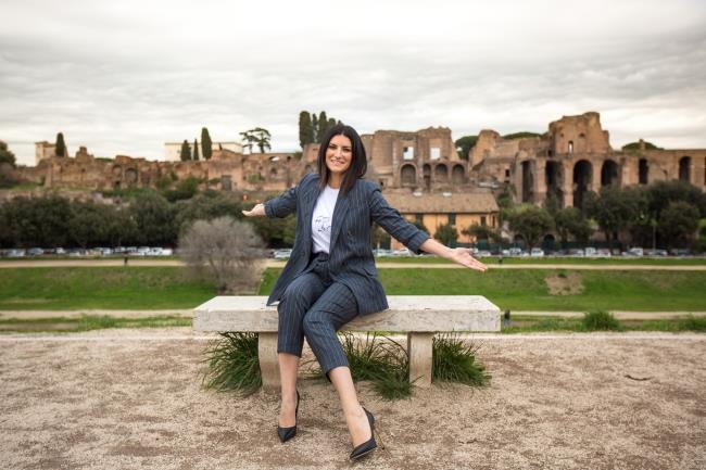 Laura Pausini in volo per presentare il nuovo album Fatti sentire. Il tour mondiale al via dal Circo Massimo Laura Pausini al Circo Massimo per Fatti sentire