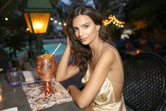 Emily Ratajkowski, polemiche per un tiramisù Emily Ratajkowski davanti a un drink