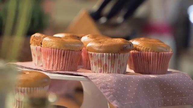 Ricetta di Giallo Zafferano per realizzare i muffin di gelato Un delizioso muffin preparato con gelato artigianale alla stracciatella
