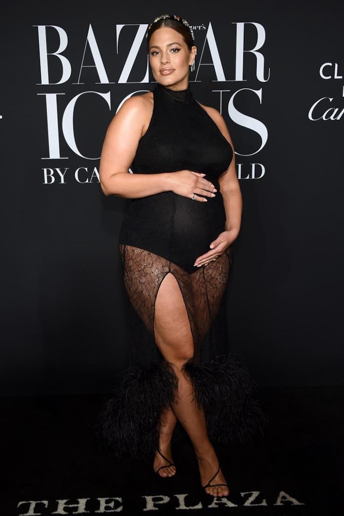 Ashley Graham sfila col pancione alla New York Fashion Week Ashley Graham in abito nero ai Bazaar Icons
