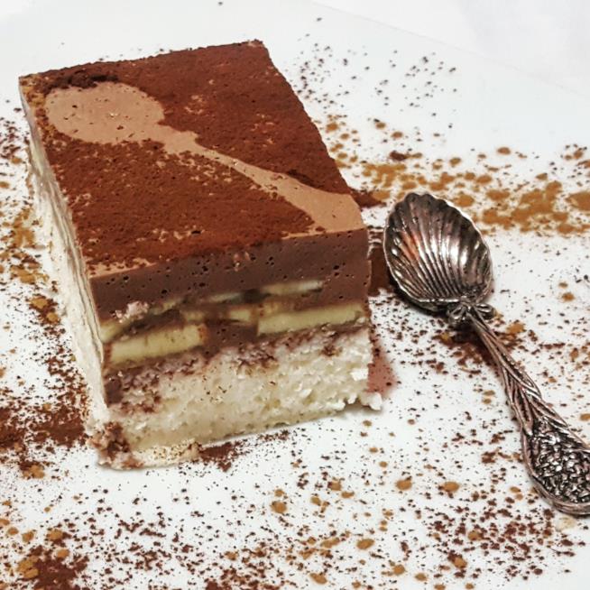 Torta alla crema e banana Fetta di torta con cacao e banane