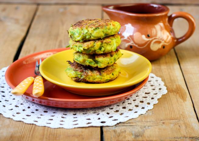 Ricetta frittelle di zucchine alla mediterranea con erbe aromatiche Frittelle di zucchine e erbe aromatiche