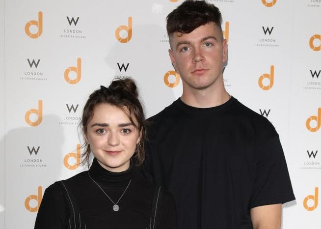 Maisie Williams con Don Sauntry per il lancio dell'app Daisie Maisie Williams con Don Sauntry