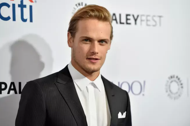 Sam Heughan di Outlander è uscito con il film When the Starlight Ends Sam Heughan su un red carpet