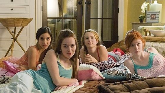 Le 10 commedie romantiche che possono guardare anche i meno romantici Ragazze in pigiama durante la visione di un film