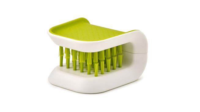 Spazzola di design per pulire posate e coltelli senza il pericolo di tagliarsi Spazzolino BladeBrush di Joseph Jospeh per pulire posate e coltelli