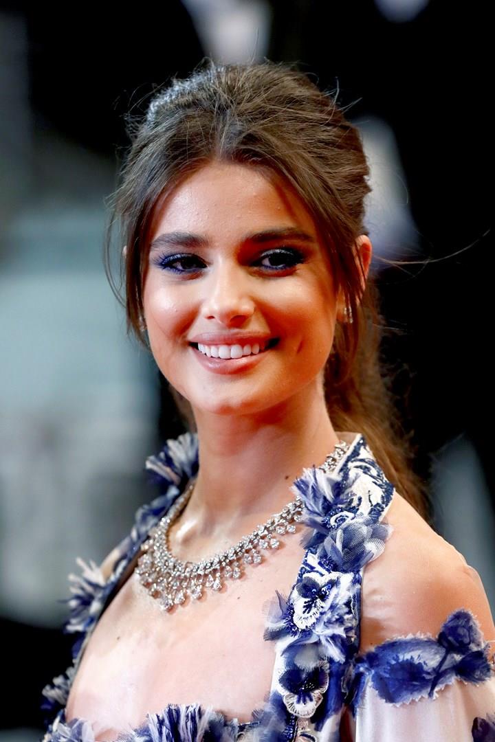 Cannes 2019: tutti i beauty look del weekend Taylor Hill a Cannes 2019