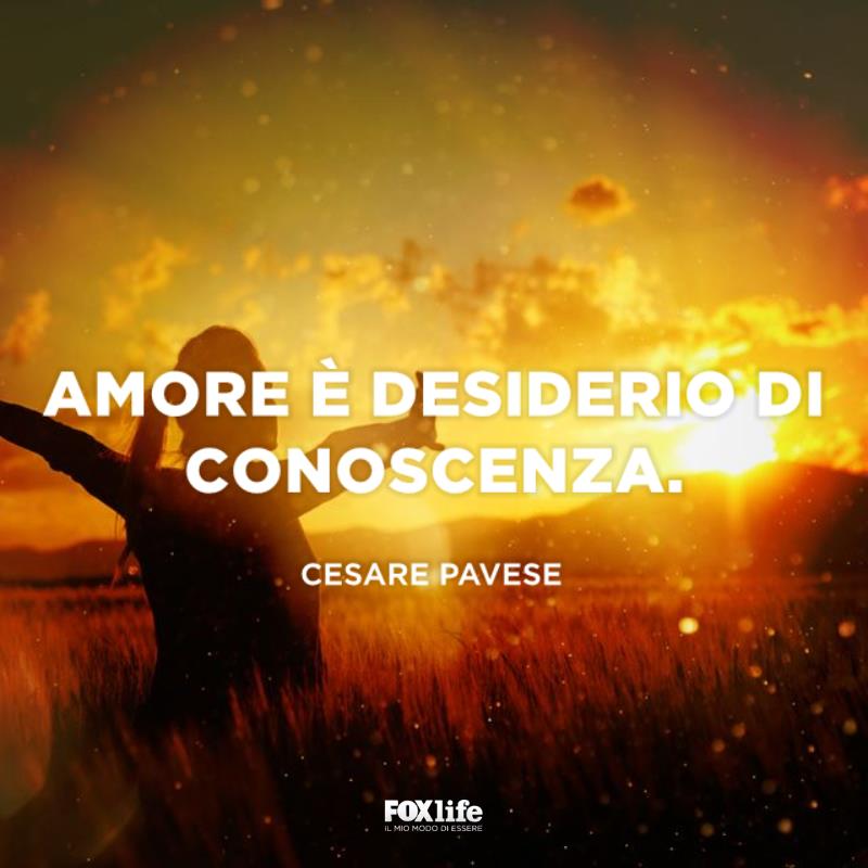 Frase sull'amore Ragazza in un prato a braccia aperte