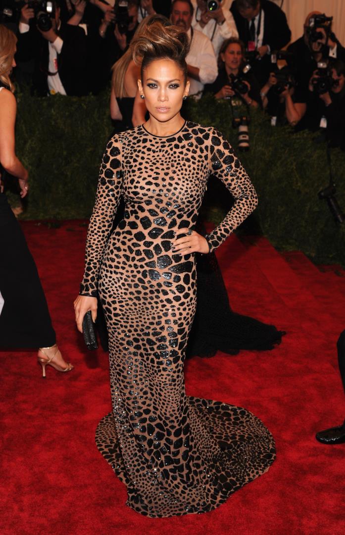 Il lunghissimo vestito leopardato di Jennifer Lopez Il lunghissimo vestito leopardato di Jennifer Lopez