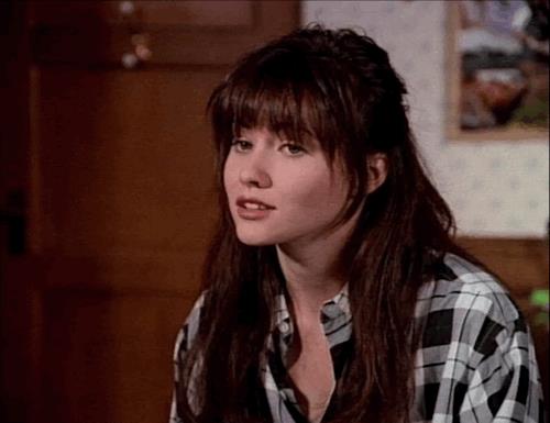 Brenda con una camicia nera a scacchi Brenda in una scena di Beverly Hills 90210