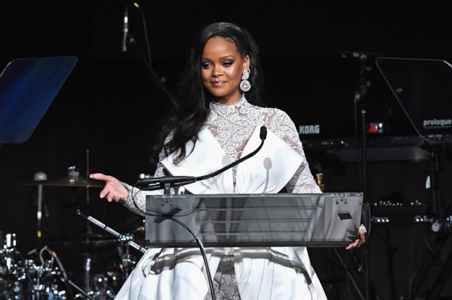 Rihanna mette a tacere un hater trumpiano su Instagram Rihanna