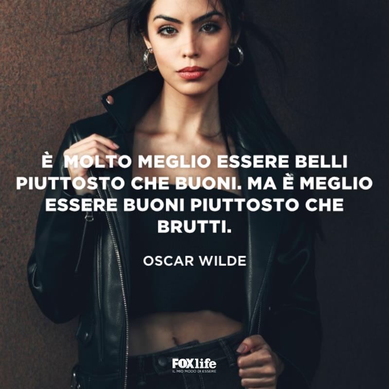 Frase essere belli Donna mora in abiti succinti