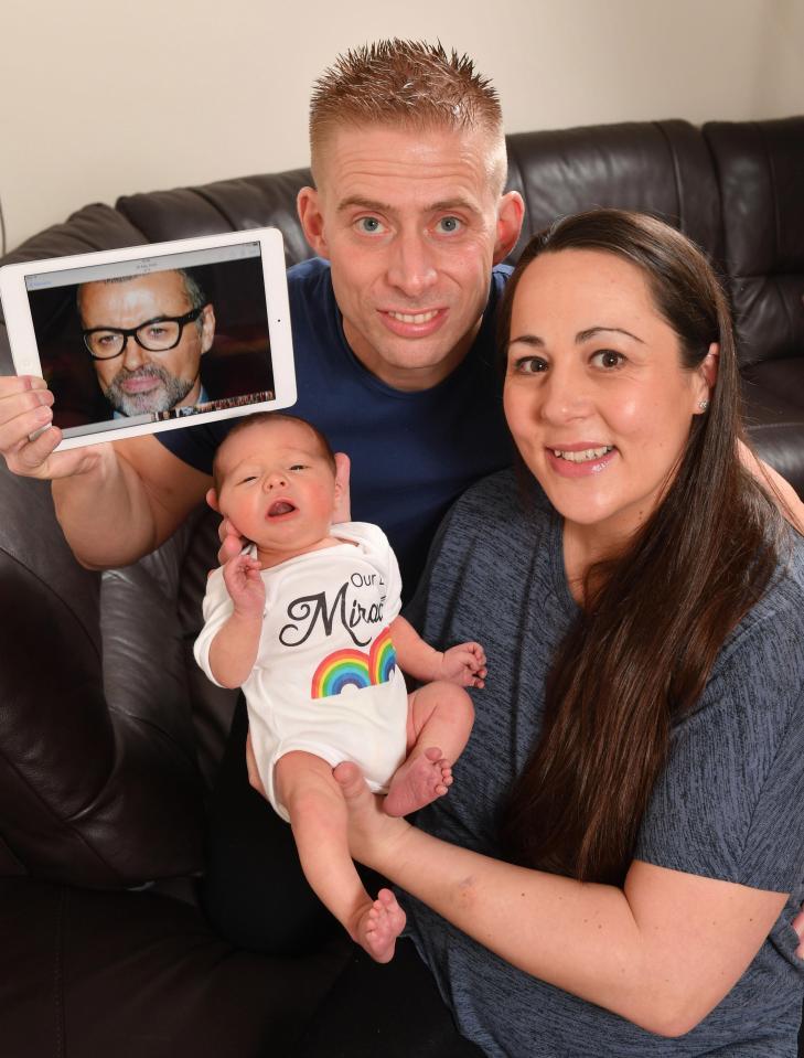 Lynette e Nathan con il figlio nato grazie a George Michael La generosità di George Michael ha permesso la nascita di questo bambino