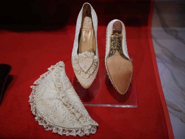 Le scarpe da sposa di Lady D Le scarpe indossate da Diana nel giorno delle nozze
