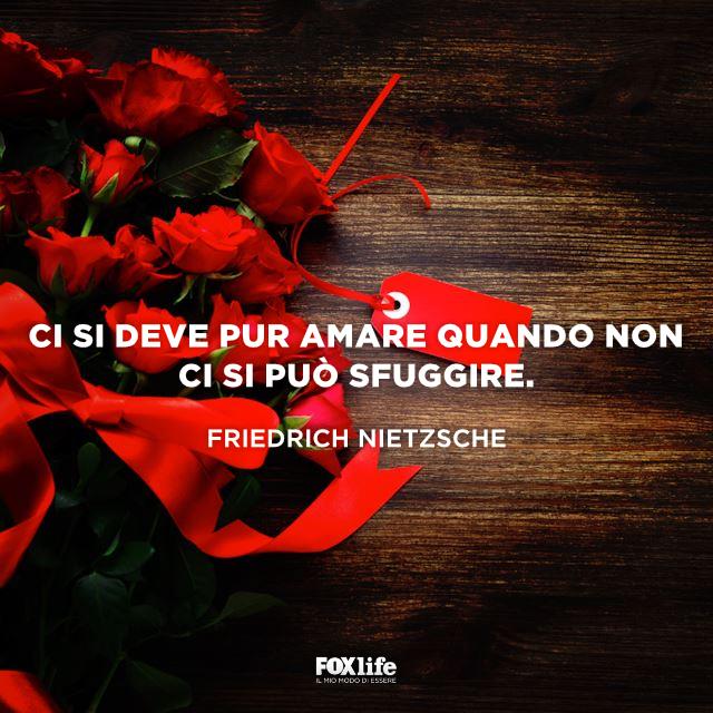 Frase sull'amore a cui non si può sfuggire Rose su un tavolo di legno