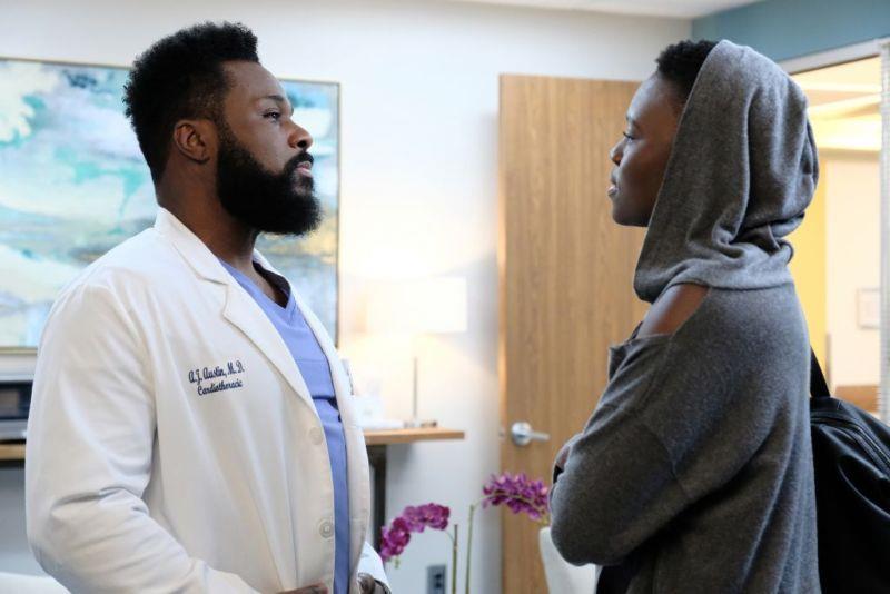 A.J. Austin e Mina Okafor Una scena di The Resident 2x04