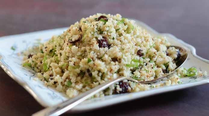 Cous cous di cavolfiore Piatto di verdura bianca tritata