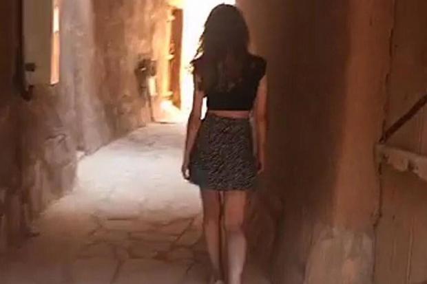 Arrestata e poi rilasciata Khulood, la ragazza saudita in minigonna Un fotogramma del video di Khulood, arrestata in Arabia Saudita