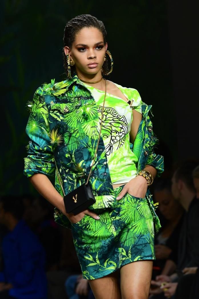 Sfilata Versace Un look della sfilata Versace