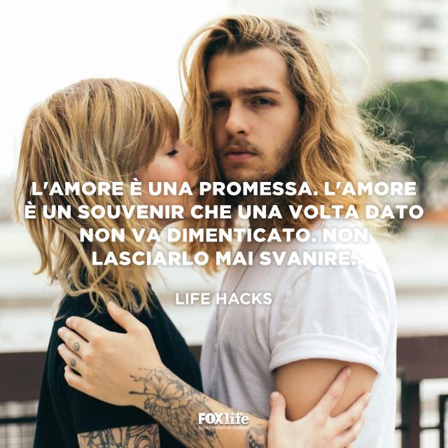 L'amore è una promessa Ragazza bacia il fiidanzato sulla guancia