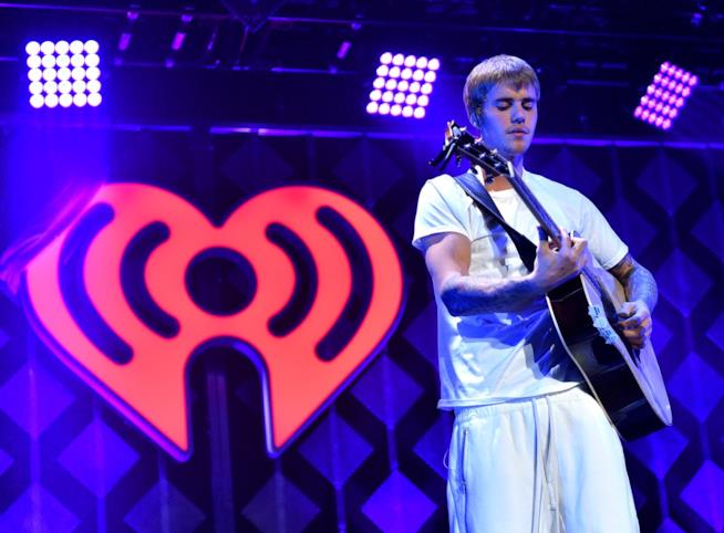 Justin Bieber non avrebbe cancellato il tour per questioni religiose Justin Bieber durante una delle sue esibizioni live