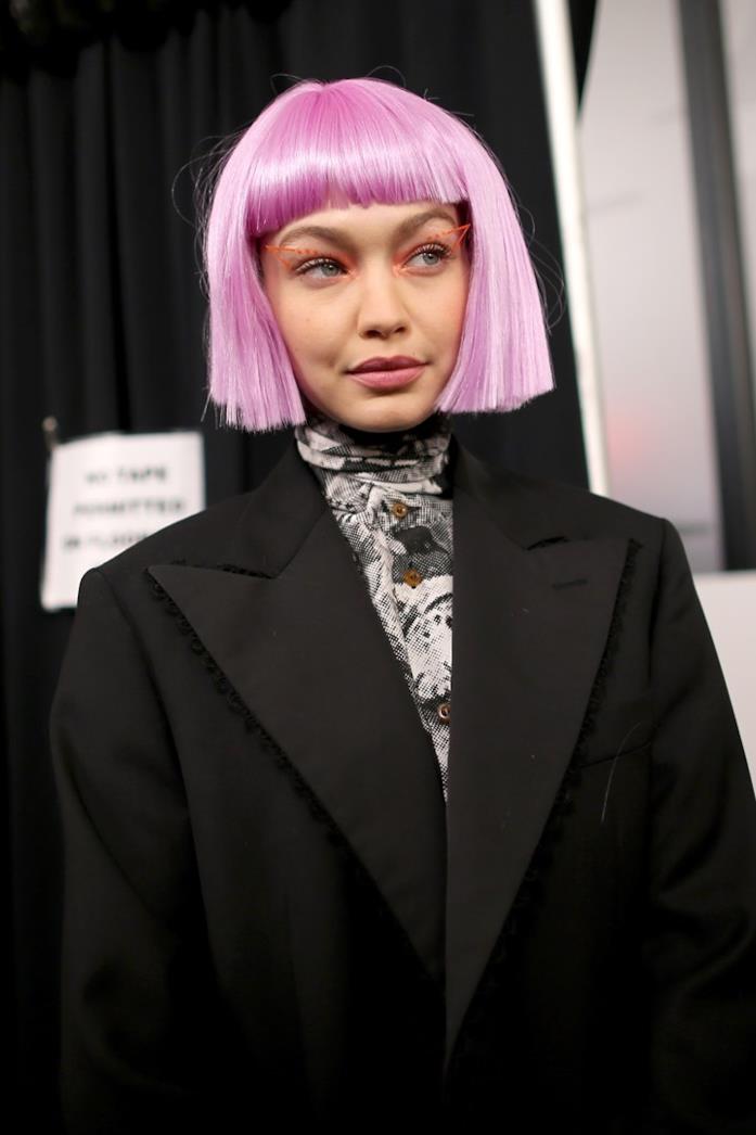 Gigi Hadid per Jeremy Scott Gigi Hadid con una parrucca violetto