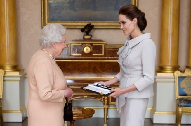 Angelina Jolie tramanda ai figli l'insegnamento della Regina Elisabetta Angelina Jolie e la Regina Elisabetta
