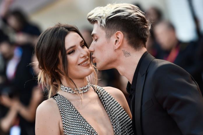 Venezia 76: tutto sul look sexy di Bella Thorne Bella Thorne e Benjamin Mascolo vicini al bacio