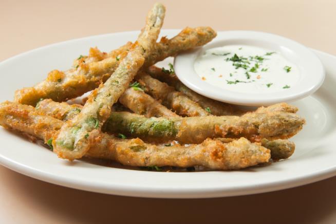 Asparagi verdi fritti, un antipasto sfizioso da preparare in casa con grande facilità Piatto di asparagi verdi fritti con salsa allo yogurt ed erba cipollina