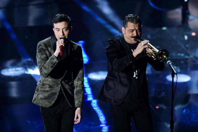 Diodato e Roy Paci sono in gara a Sanremo 2018 con il brano Adesso L'esibizione di Diodato e Roy Paci a Sanremo 2018