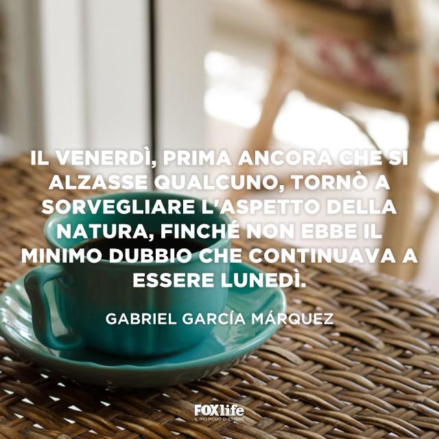 Frase Marquez Tazza di cafè su un tavolo di vimini