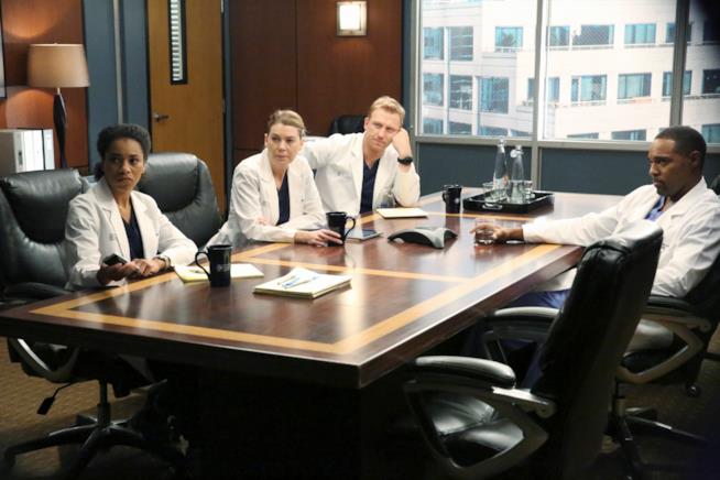 Ben e Miranda si allontanano, mentre Jackson e April si riavvicinano nel nuovo episodio di Grey's Anatomy Maggie, Owen e Meredith giudicano Ben seduti al tavolo della sala riunioni del Grey Sloan Memorial