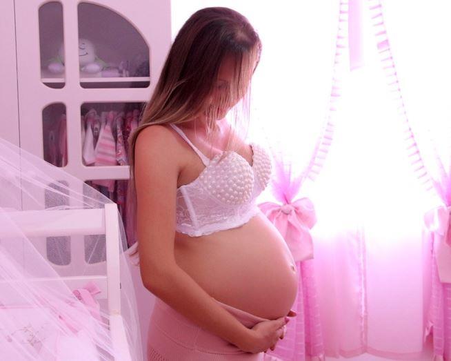 Donna incinta Donna incinta che si accarezza la pancia