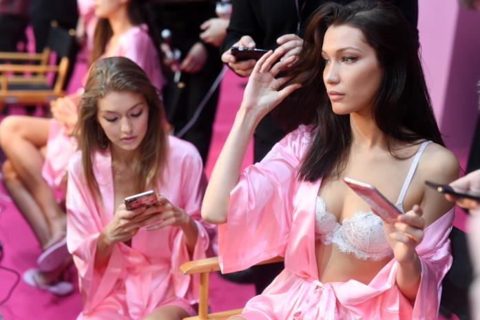 Gigi Hadid Victoria's Secret Gigi e Bella Hadid nel backstage di Victoria's Secret