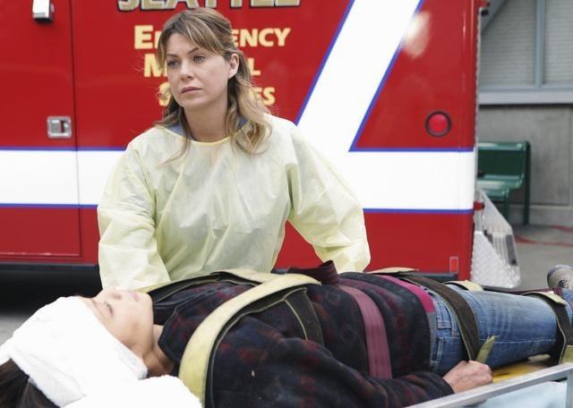 Meredith soccorre un ferito Meredith Grey