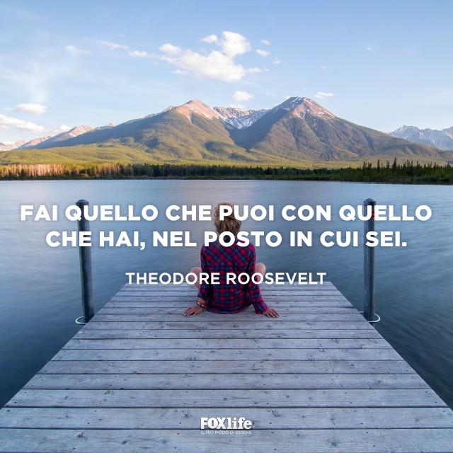 Frase Roosevelt Ragazza seduta su un pontile davanti un lago
