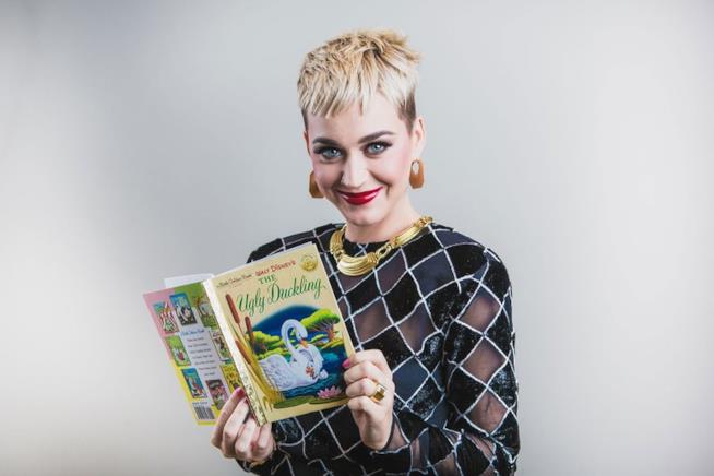 Katy Perry aiuta Disney Magic of Storytelling, il progetto per donare libri ai bimbi bisognosi Katy Perry con il suo libro preferito