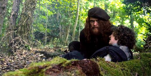 Jamie e Fergus Jamie prende in braccio Fergus, ferito alla mano
